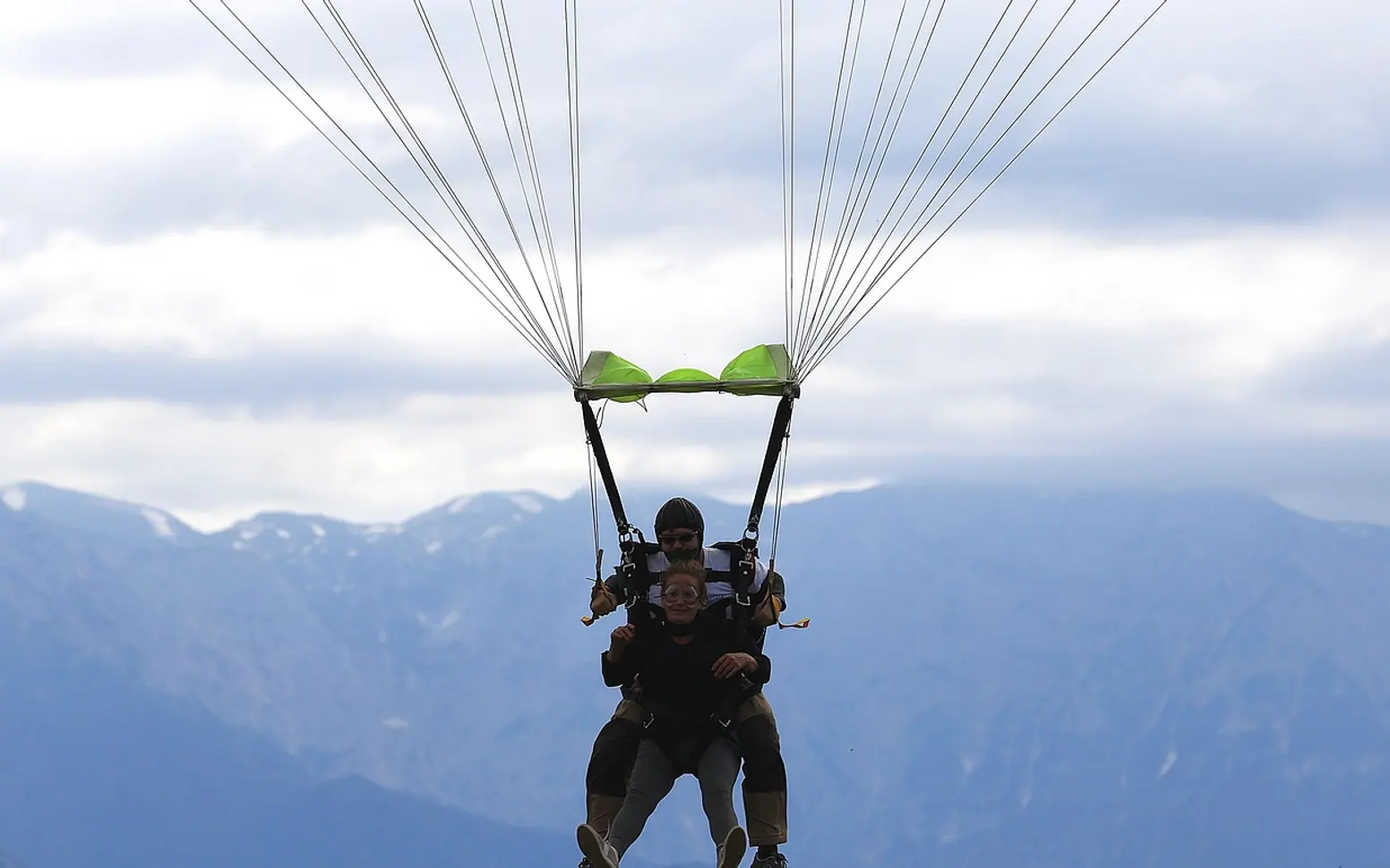 Tandem jump, parachute and skydive